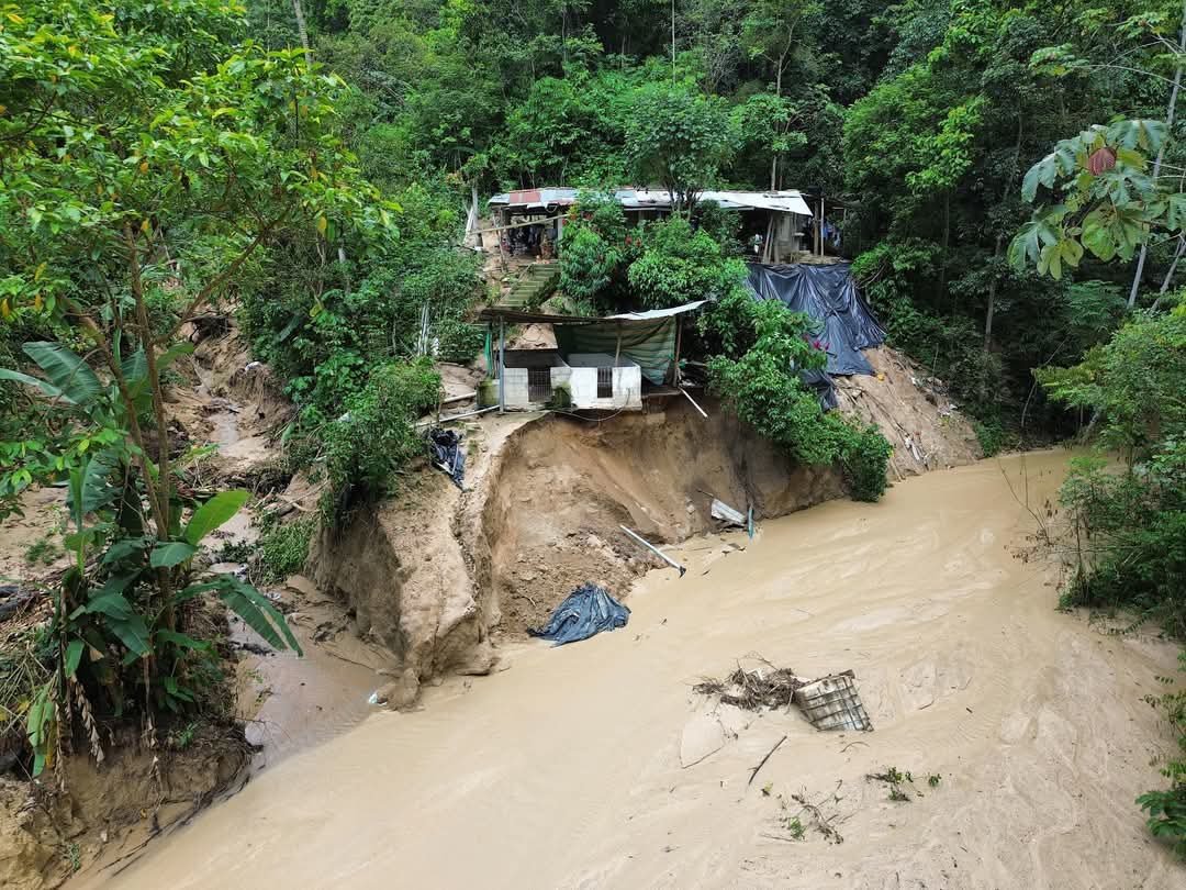 Maquinaria habilitando paso en carretera