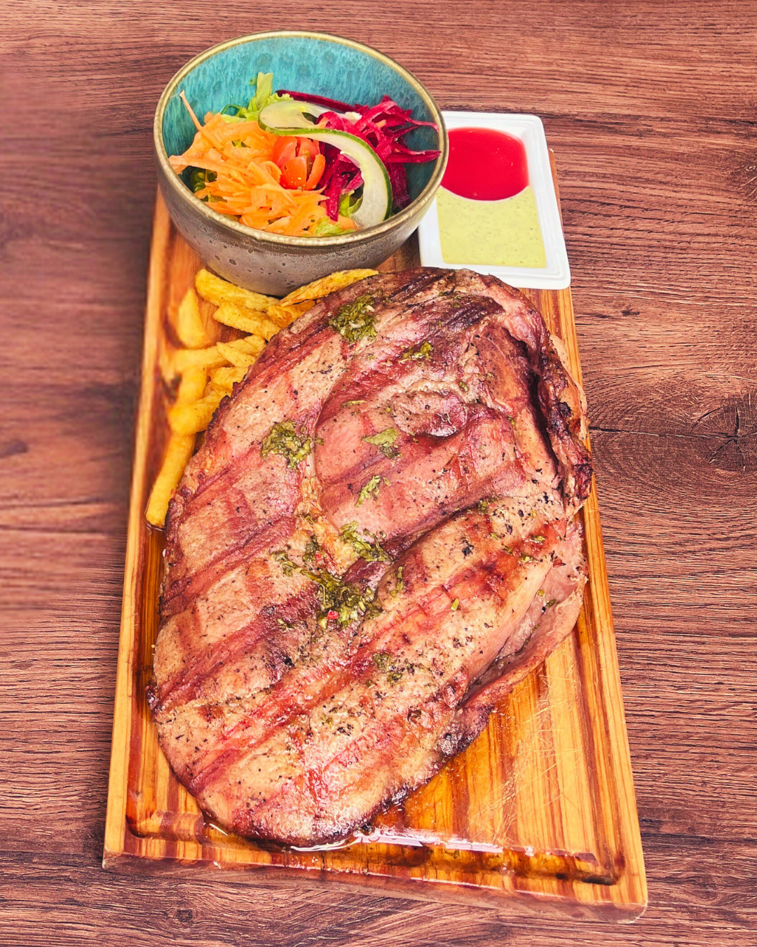 Plato de carnes a la parrilla en LupMar Loja