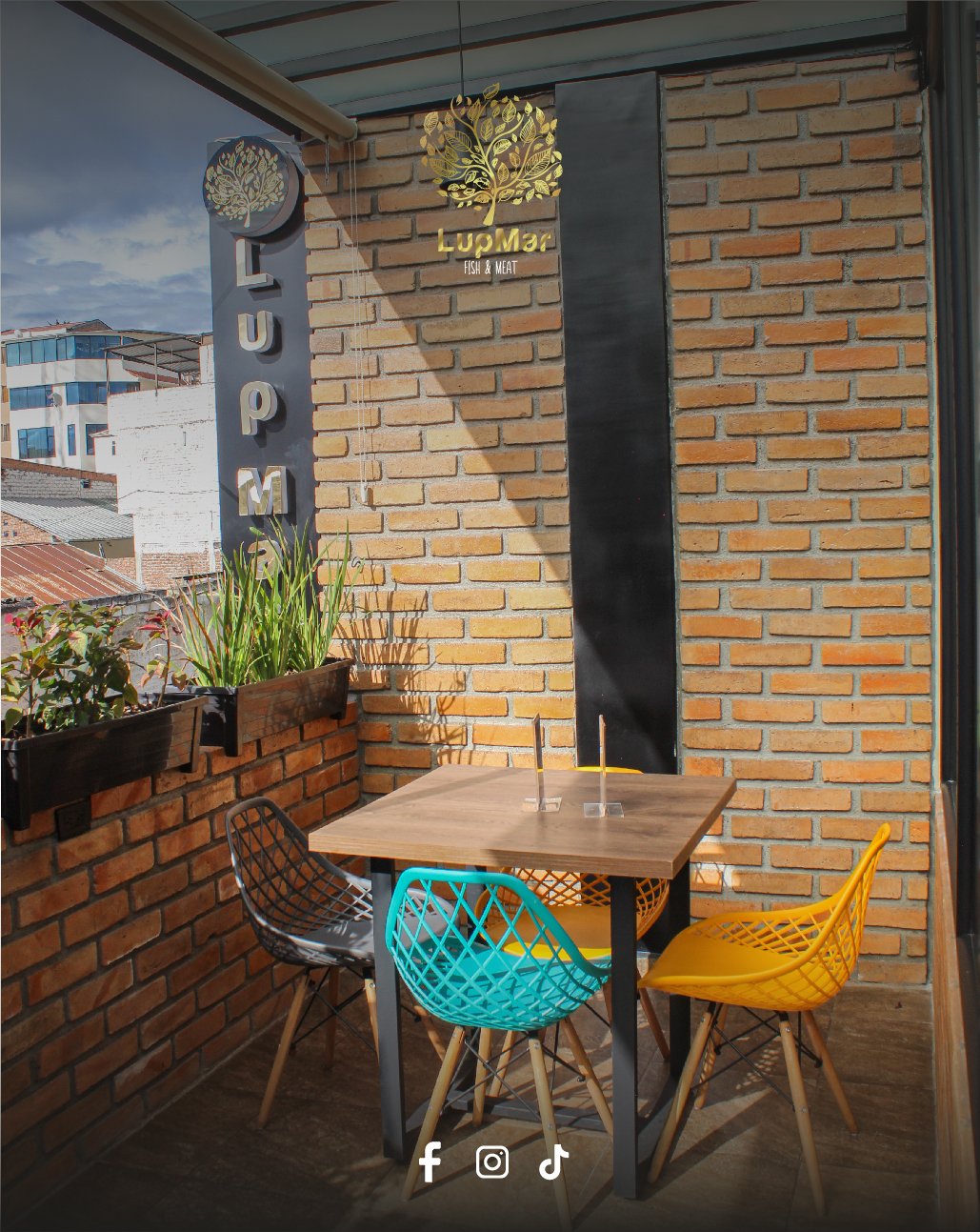 Detalle del ambiente con frase en LupMar Fish & Meat Loja