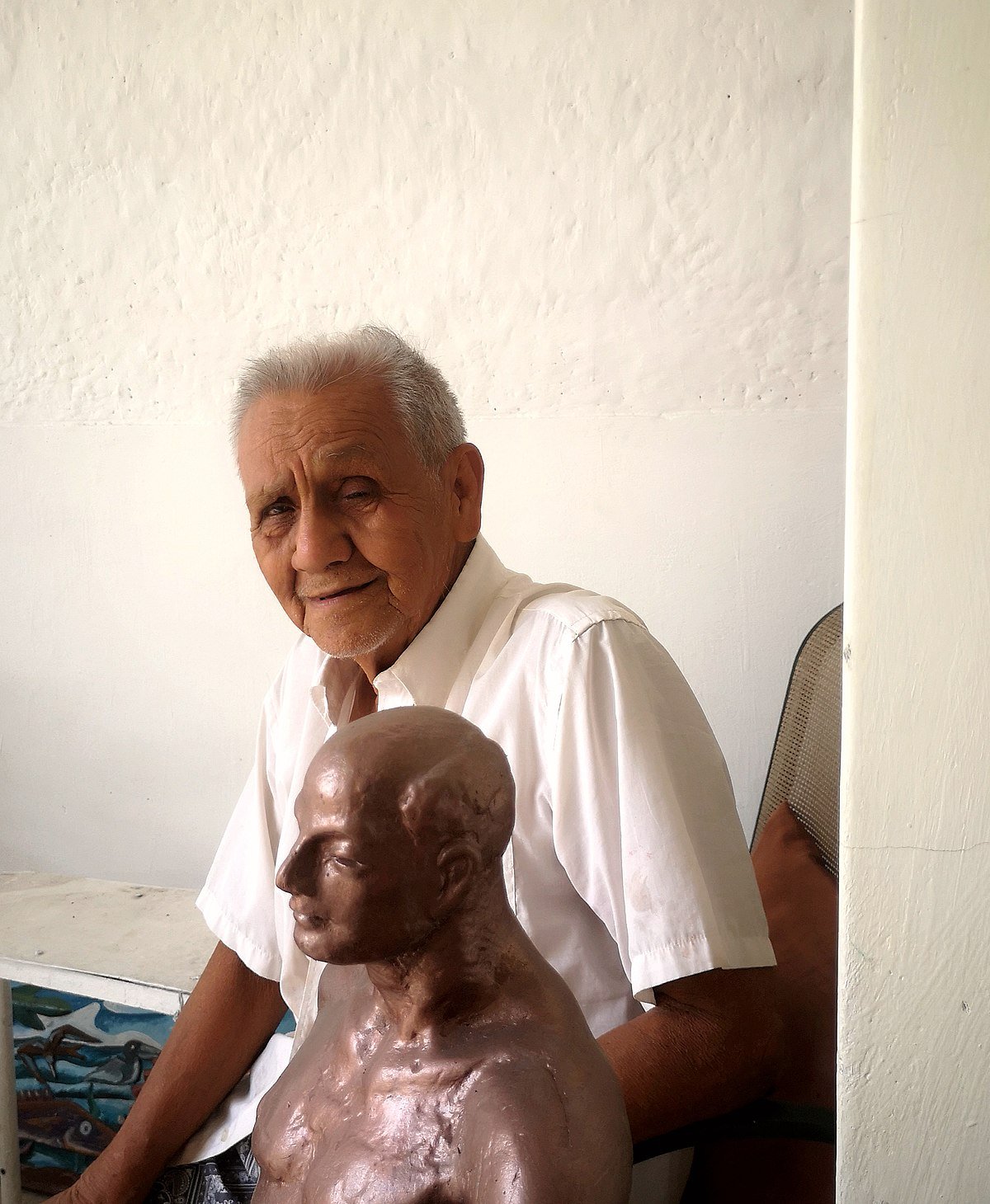 Retrato de Evelio Tandazo en su taller de escultura