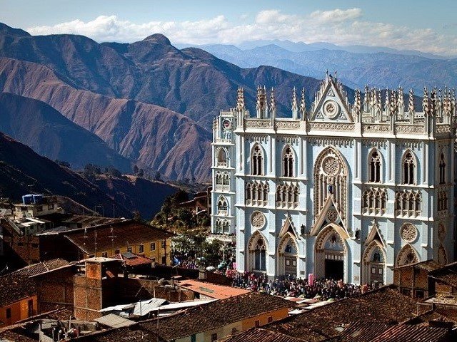 Imponente Basílica de la Virgen de El Cisne en Loja.