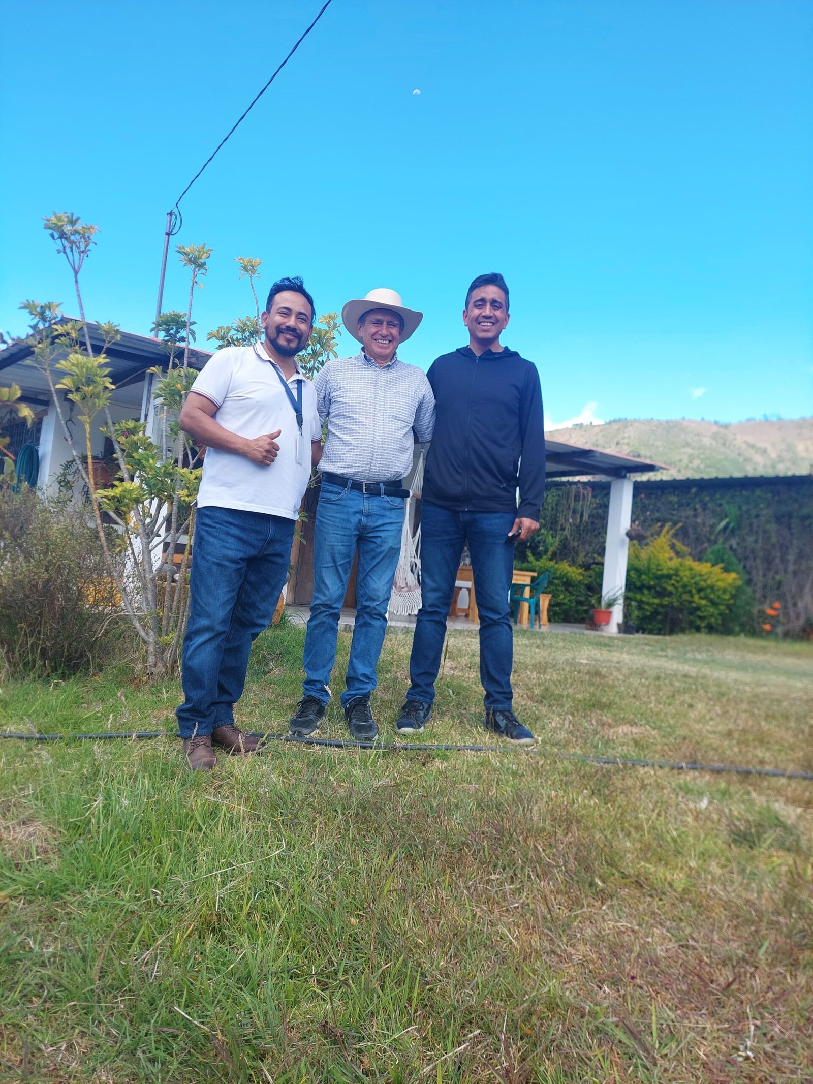 Productor de café en Loja inspeccionando la calidad de los granos