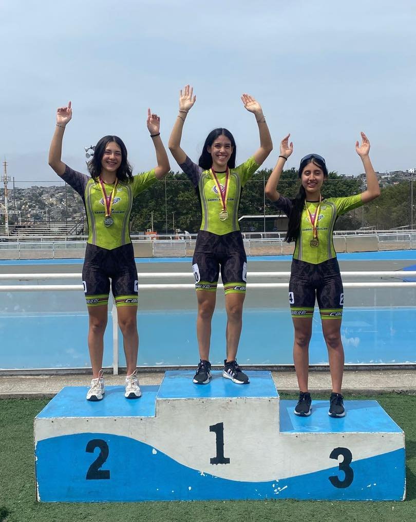 Joven Fernanda Moncada entrenando patinaje en sus inicios en la ciudad de Loja.