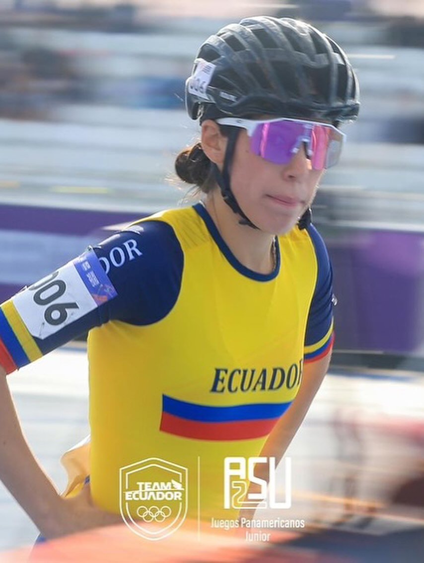 La patinadora Fernanda Moncada celebrando su medalla de oro en el Campeonato Mundial de China 2025.