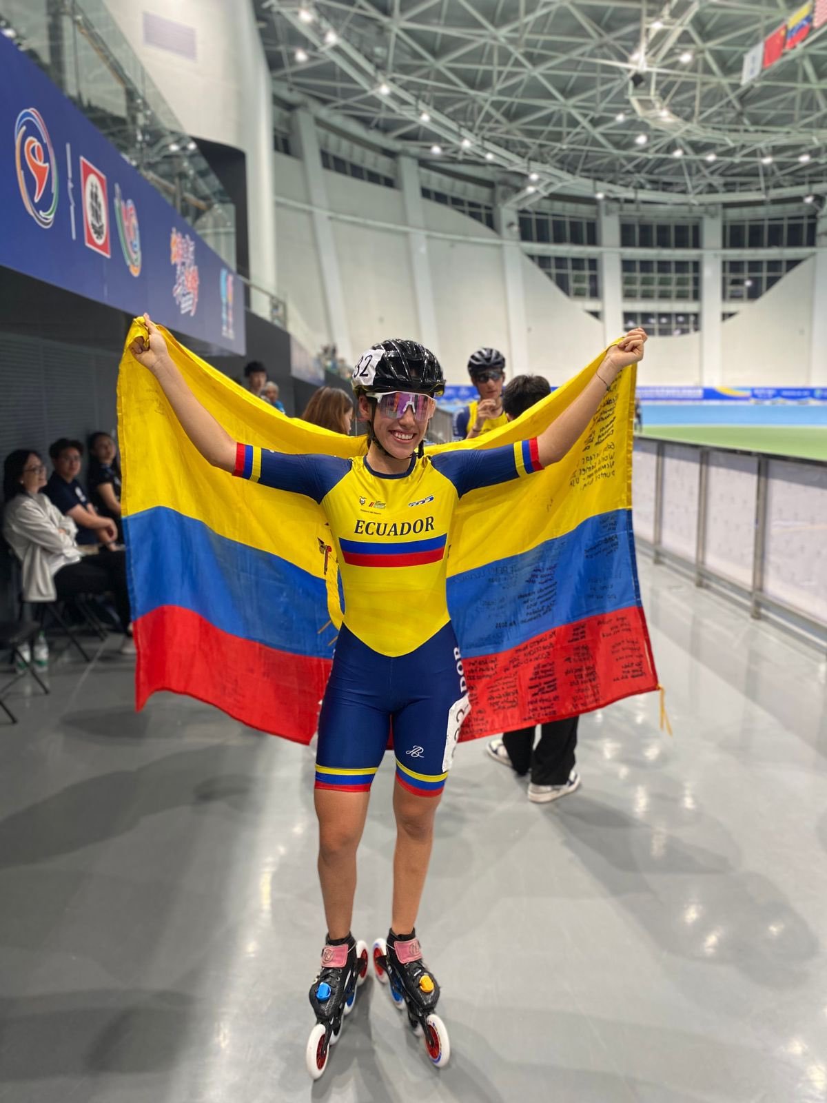 Fernanda Moncada en plena competencia internacional de patinaje de velocidad.
