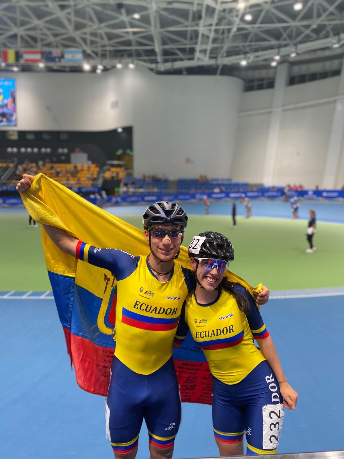 Fernanda Moncada Guarnizo exhibiendo sus medallas ganadas en campeonatos nacionales y sudamericanos.