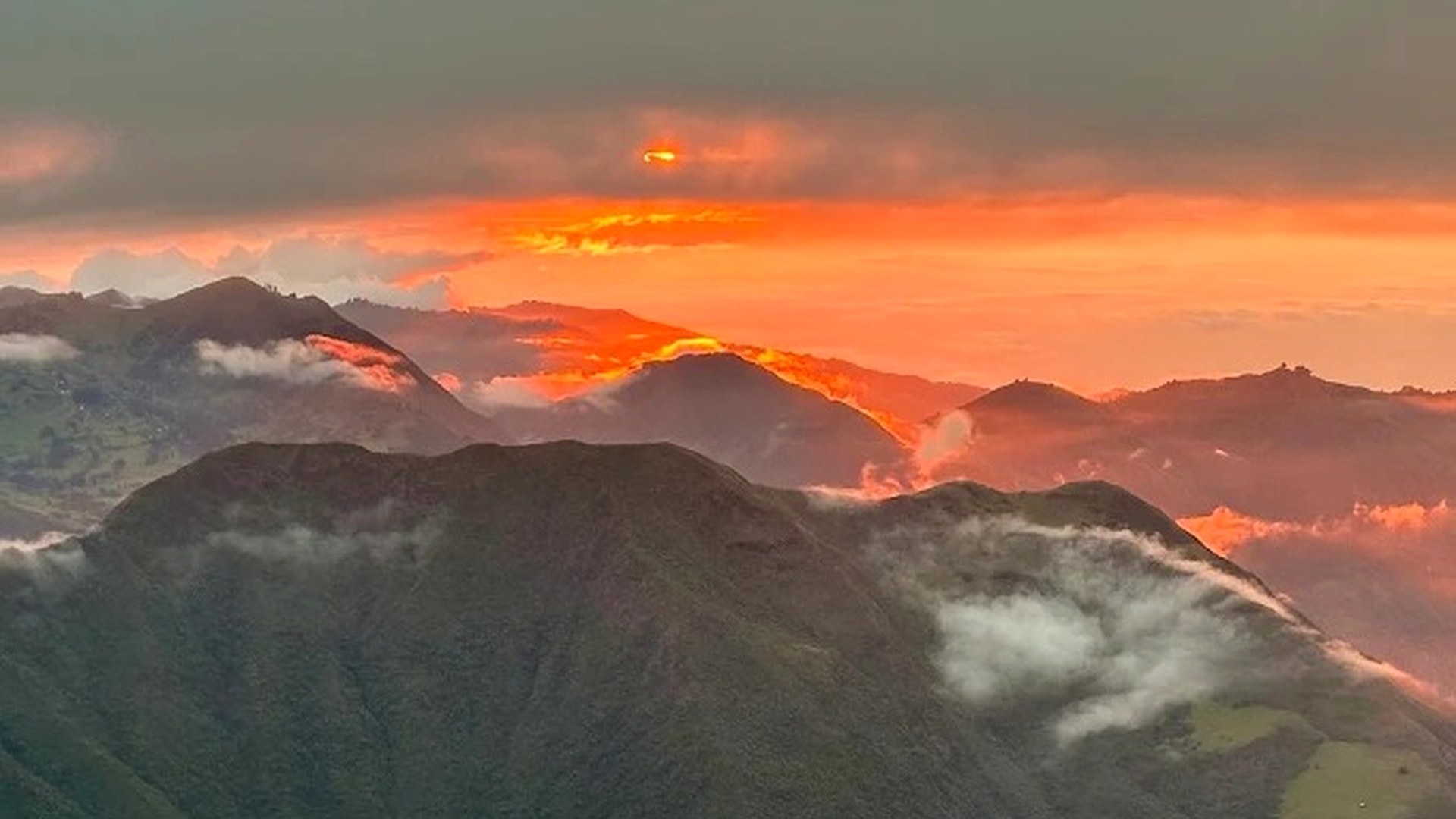 Atardecer entre montañas visto desde el Cerro Puñay
