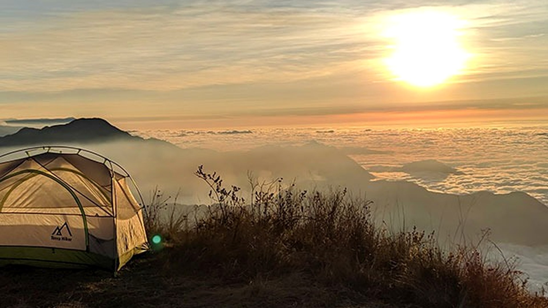 Carpa de camping frente al amanecer en el Cerro Puñay