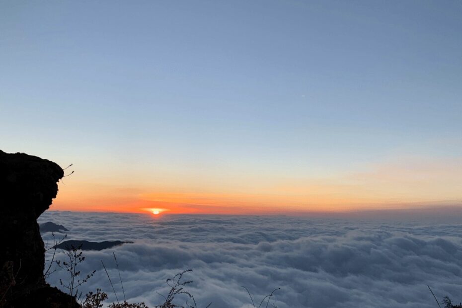 Mar de nubes y amanecer en el Cerro Puñay, Chimborazo