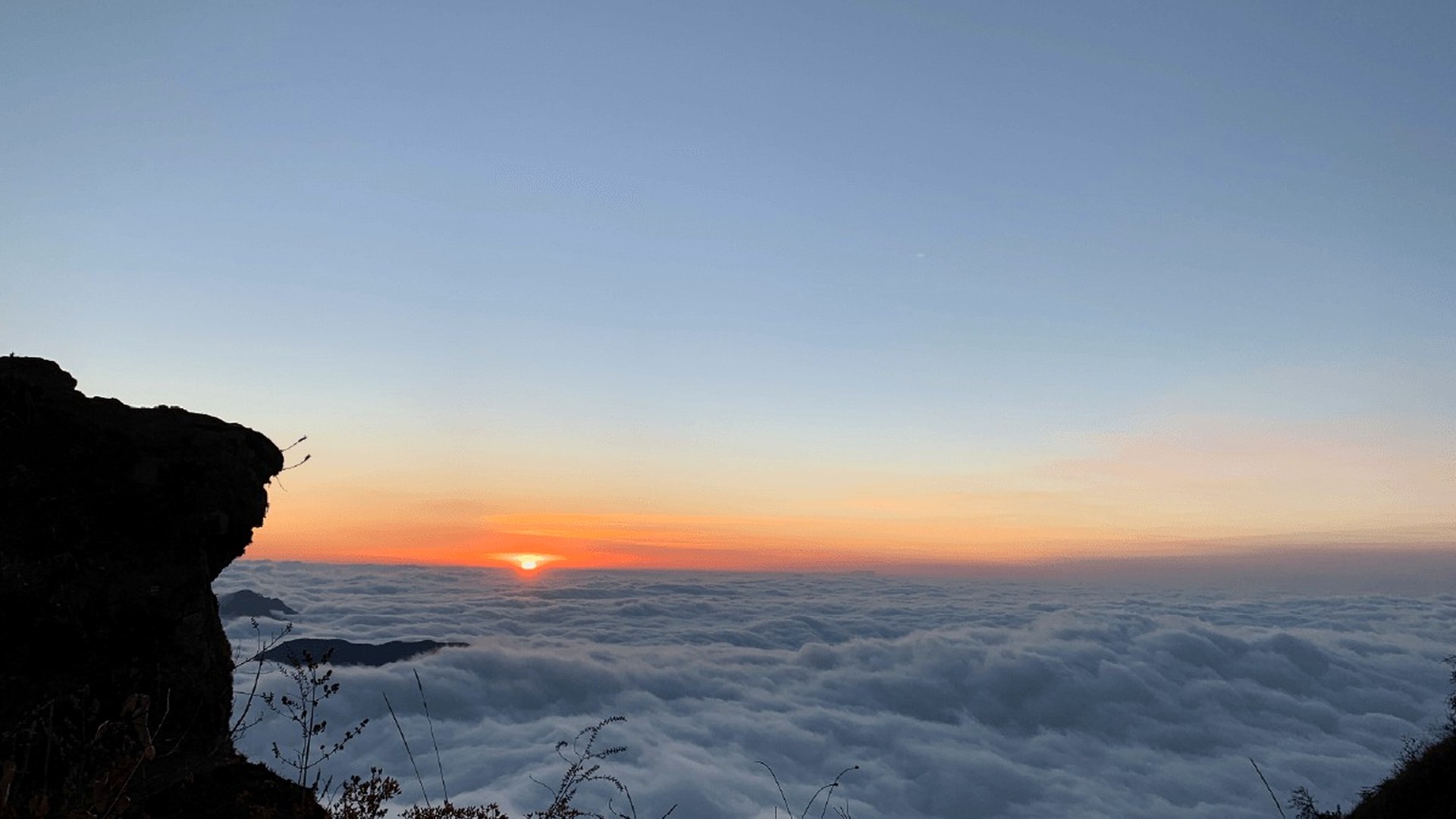 Amanecer sobre un mar de nubes desde el Cerro Puñay